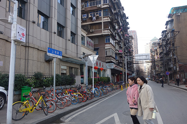 上海路的兩邊，大多是一些老房子。