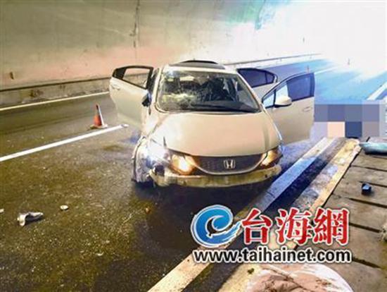 小車在龍巖高速隧道內(nèi)翻車，擋風(fēng)玻璃脫落。 臺(tái)海網(wǎng) 圖