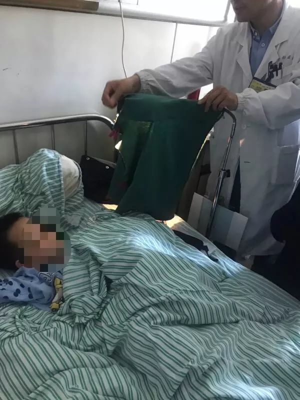 嚇哭！6歲男孩被夾斷手指 罪魁禍首竟是校服