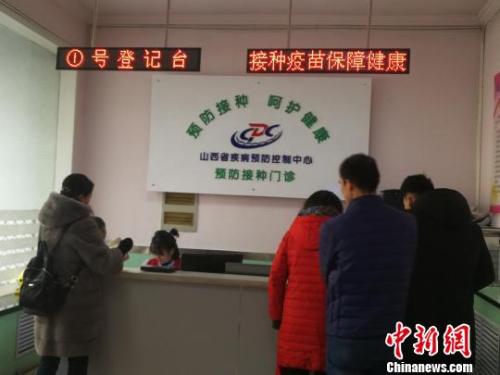 當(dāng)日，山西省疾病預(yù)防控制中心門診部擠滿了前來接種和咨詢四價宮頸癌疫苗的女性。 范麗芳 攝