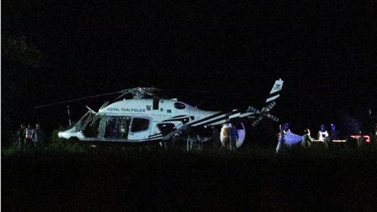 直升機(jī)護(hù)送被救少年。（圖：路透社）