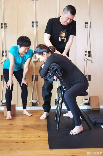 蔣勤勤與陳建斌一起做瑜伽。