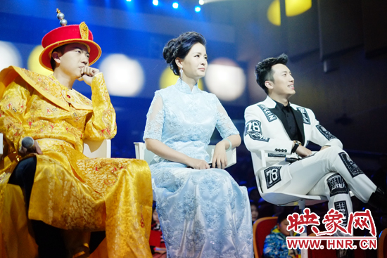 當(dāng)晚產(chǎn)生的冠亞軍，陳琨（中）、劉雯（右）、郭嘉寧