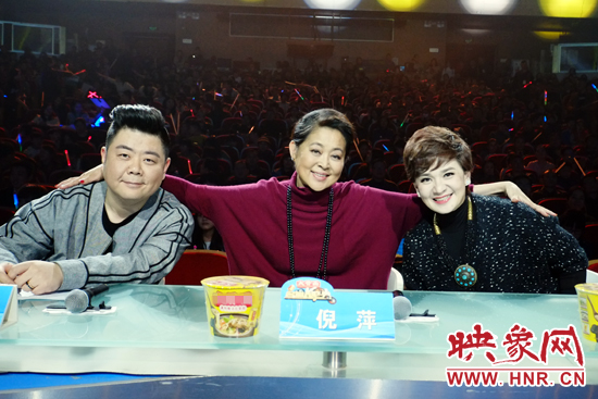 三位坐鎮(zhèn)評(píng)委倪萍（中）、柯以敏（右）和毛子哥