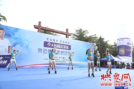 啦啦操表演點(diǎn)燃大家運(yùn)動熱情