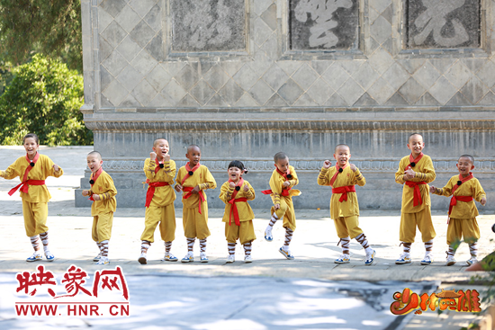 九個萌娃玩耍 九個萌娃玩耍