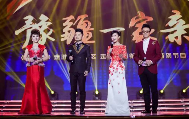 主持人：白燕升、龐曉戈、關(guān)楓、熱娜·古麗（從右到左）