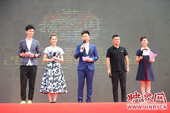 電視臺(tái)主持人與電臺(tái)主播搭檔主持，讓人耳目一新