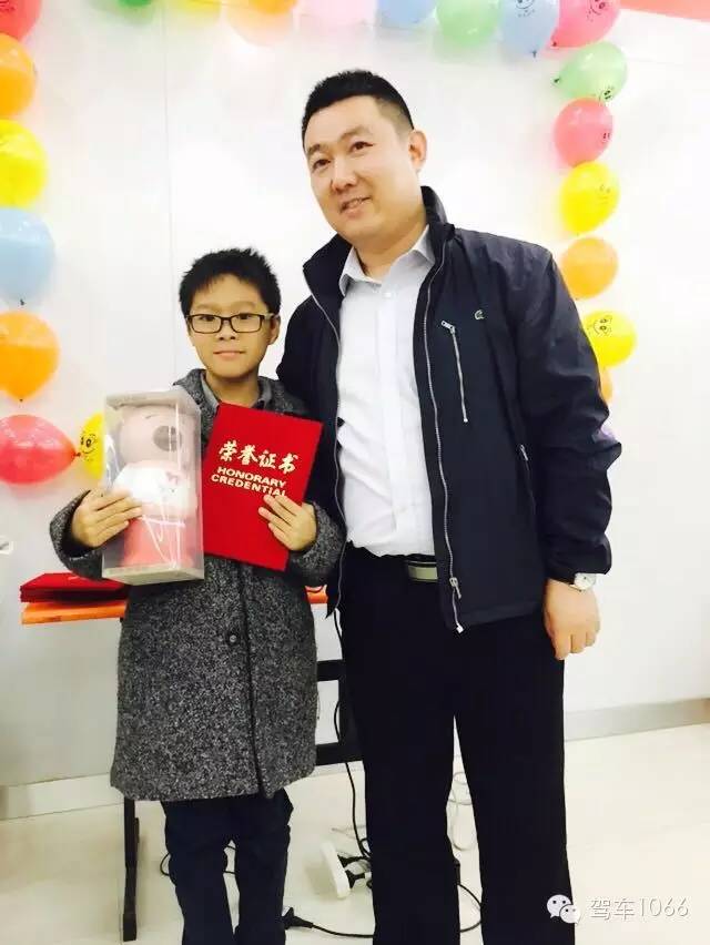 我是小小銀行家，來跟行長合個影哦