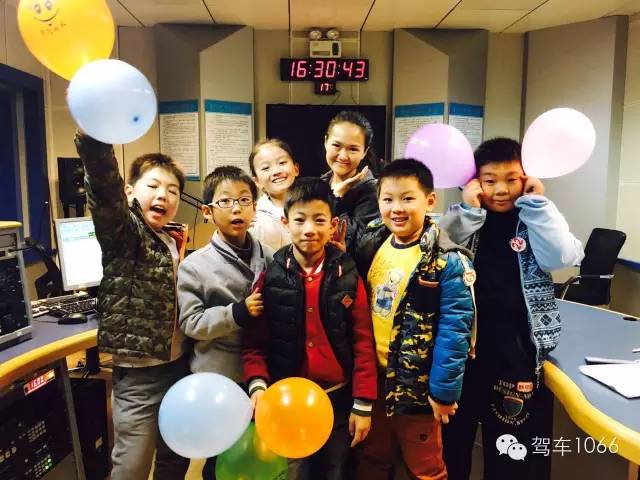 我們不光要成為銀行家，還要當主持人！跟著子楊姐姐參觀河南電臺直播間！