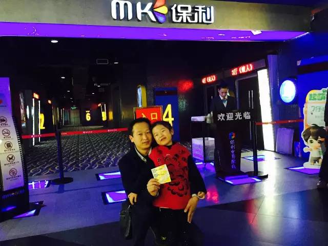 再來(lái)看兩個(gè)萌娃，表情都好有戲！