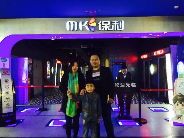 再來(lái)看兩個(gè)萌娃，表情都好有戲！