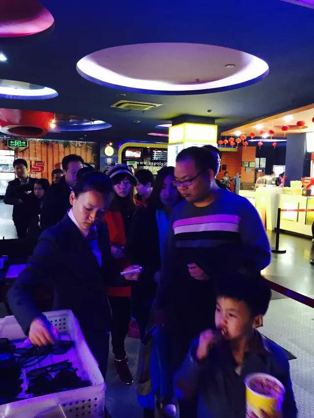 小朋友吃的好香啊！爆米花和電影真是絕配喲