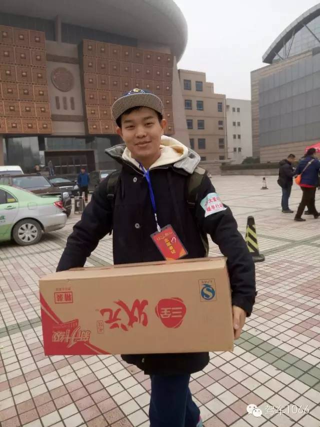 河南電臺(tái)1066主持人小澤，搬送愛心餃子。