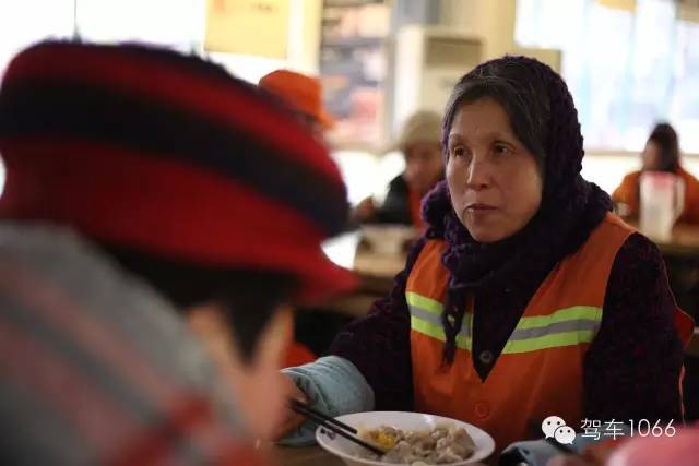 部分環(huán)衛(wèi)工在下班后來到76人老燴面吃到熱乎乎的餃子。