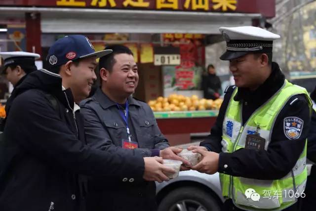 新華社攝影記者李博，也隨我們1066小分隊(duì)一路同行他也為我們記錄下了一幕幕溫暖的瞬間。