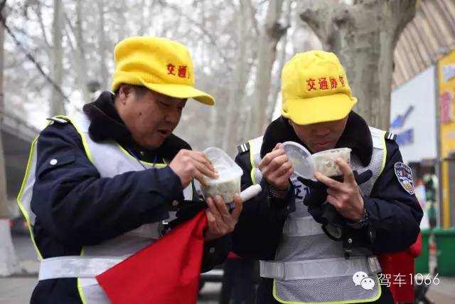1066小分隊(duì)和志愿者來到金水路文化路，給這里執(zhí)勤的交警和協(xié)管送去暖心餃子。