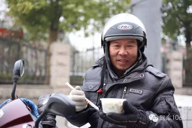 1066小分隊(duì)來到紫荊山（摩的司機(jī)、出租車司機(jī)、市民)，給他們送去餃子。