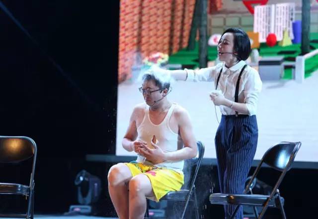 隨后一秒鐘，畫(huà)風(fēng)突變，楊奕遭夢(mèng)茹慘虐！