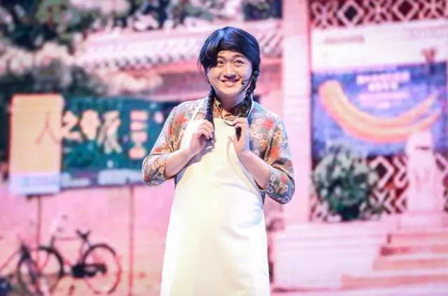 小品《那些年我們錯(cuò)過(guò)的一支舞》，主播樂(lè)天、張嵩的裝扮你給打幾分？