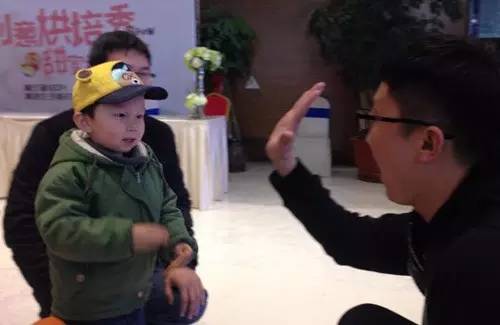 老楊你真心的是童心未泯啊，來，跟叔叔Give Me Five！