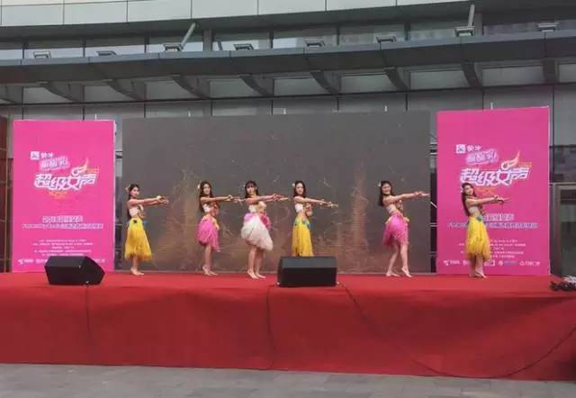 伴隨著舞蹈演員們的開(kāi)場(chǎng)，比賽在上午10點(diǎn)半正式拉開(kāi)序幕