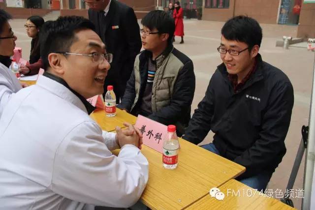 看這位小伙兒，跟我們的醫(yī)生都聊嗨了……