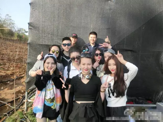 能認(rèn)出幾位超女？王佳月和其他兩位超女本周就要前往長(zhǎng)沙咯