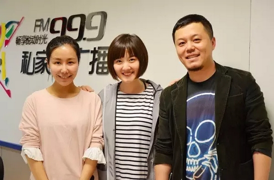 跟兩位女神在一起，莫非你知道你此刻有多招小編嫉恨？