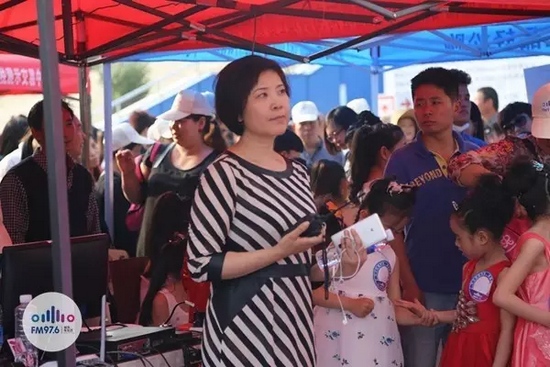 976老大木子一手手機(jī)一手對(duì)講一臉嚴(yán)肅，這是有多緊張呢？