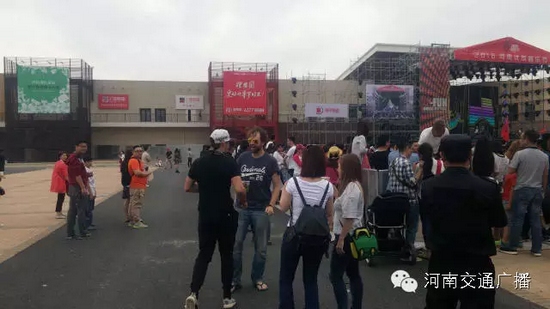 哇塞，現(xiàn)場(chǎng)還有外國(guó)友人~