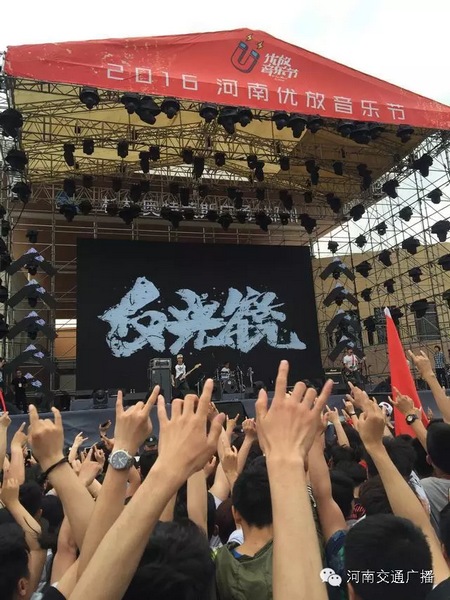 這么多朋友！默契的舉著一個(gè)手勢(shì)！