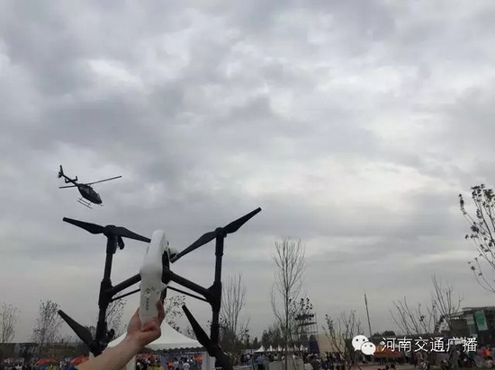 你以為音樂節(jié)只有音樂嗎？交廣號(hào)和無人機(jī)也在哦，看見它就揮揮手吧！