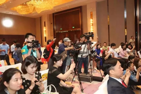 一時(shí)相機(jī)、攝像機(jī)齊閃