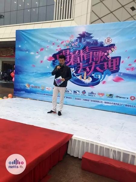 路飛冒雨主持，心中火熱的根本不需要雨傘啦！