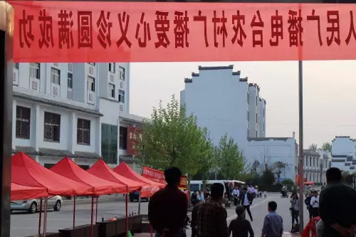 在大家的齊心努力下，終于在天黑前將第二天義診活動(dòng)場地搭建好了。