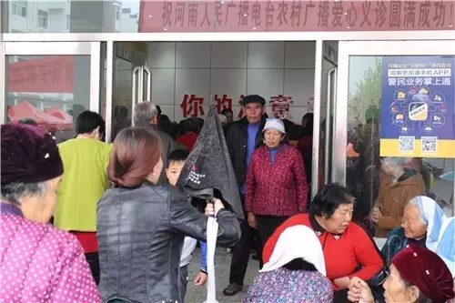 現(xiàn)場真是的人山人海，只能用太火爆三個(gè)字形容了！