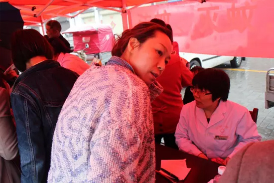 了解到有老人看病不方便，河南電臺(tái)1074綠色頻道活動(dòng)小組欒老師將醫(yī)生請到老人身邊，親自為她診斷。