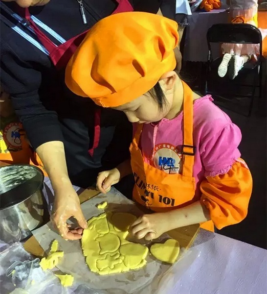 在爸爸媽媽的陪同下，親手制作餅干