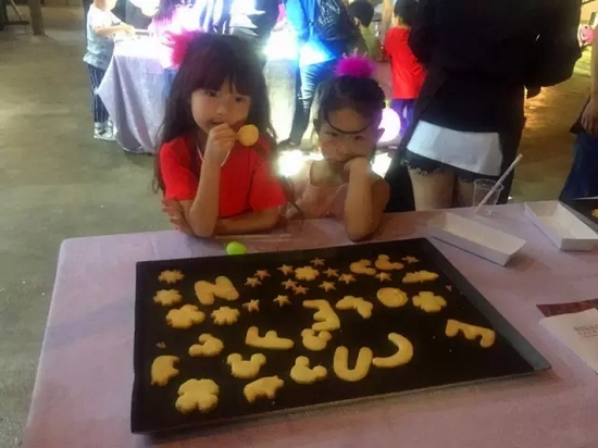 烤制好的餅干，發(fā)揮想象力，畫上美麗的圖案