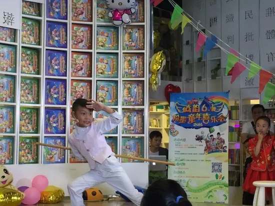 “梨園春”明星小擂主李宗書演唱豫劇《朝陽溝》選段，還表演了自己的拿手好戲——猴戲