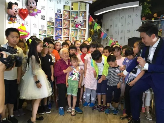 　　豫劇表演藝術(shù)家高潔老師和孩子們在一起，講述自己和戲曲的故事，祝福所有的小朋友節(jié)日快樂。