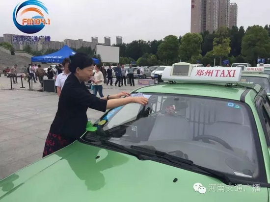 省文明辦專職副主任張曼如，對(duì)愛(ài)心助考活動(dòng)的舉辦給予高度評(píng)價(jià)。