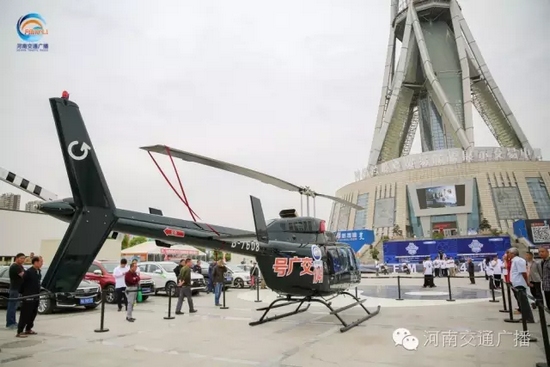 張貼著愛(ài)心助考車貼的“交廣號(hào)”直升機(jī)也同時(shí)起飛，共同開(kāi)啟了今年的愛(ài)心助考之旅。