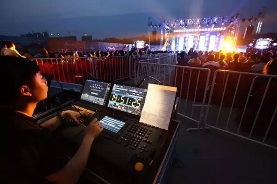 嚴(yán)謹(jǐn)?shù)囊繇懤蠋?，晚會的效果全在他的控制之?nèi)。