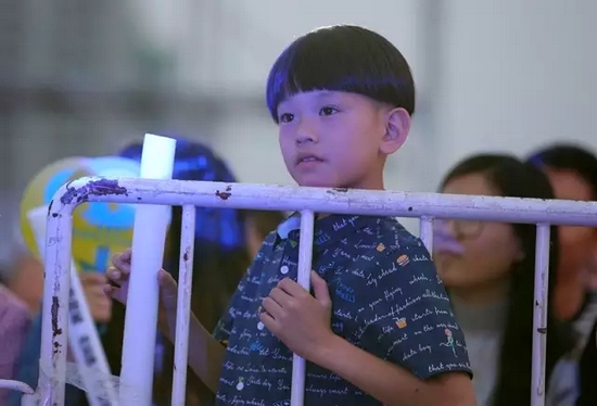 正是你們的笑容，才讓我們有了繼續(xù)前行的動力，哪怕風(fēng)雨兼程。