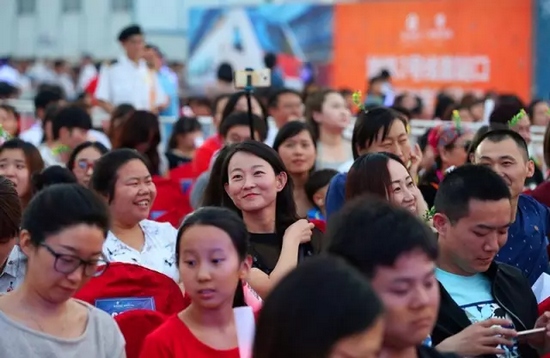 正是你們的笑容，才讓我們有了繼續(xù)前行的動力，哪怕風(fēng)雨兼程。