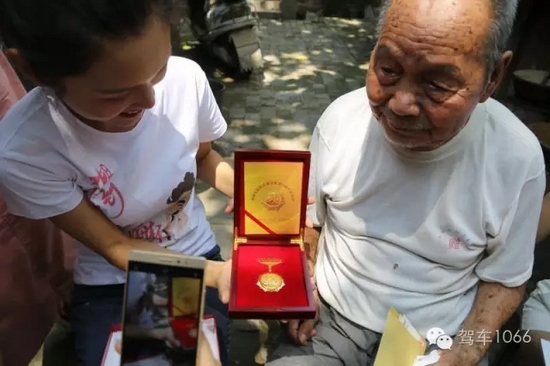 老兵聽不到我們在說什么，今年98了。