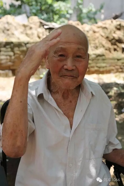 老兵身子骨不行了，九十多歲了……也許軍禮不那么標(biāo)準(zhǔn)了，但是這一幕還是感動到了我們……