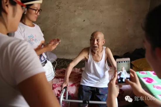 老兵老兵，你的勛章呢，國家給你的那個？